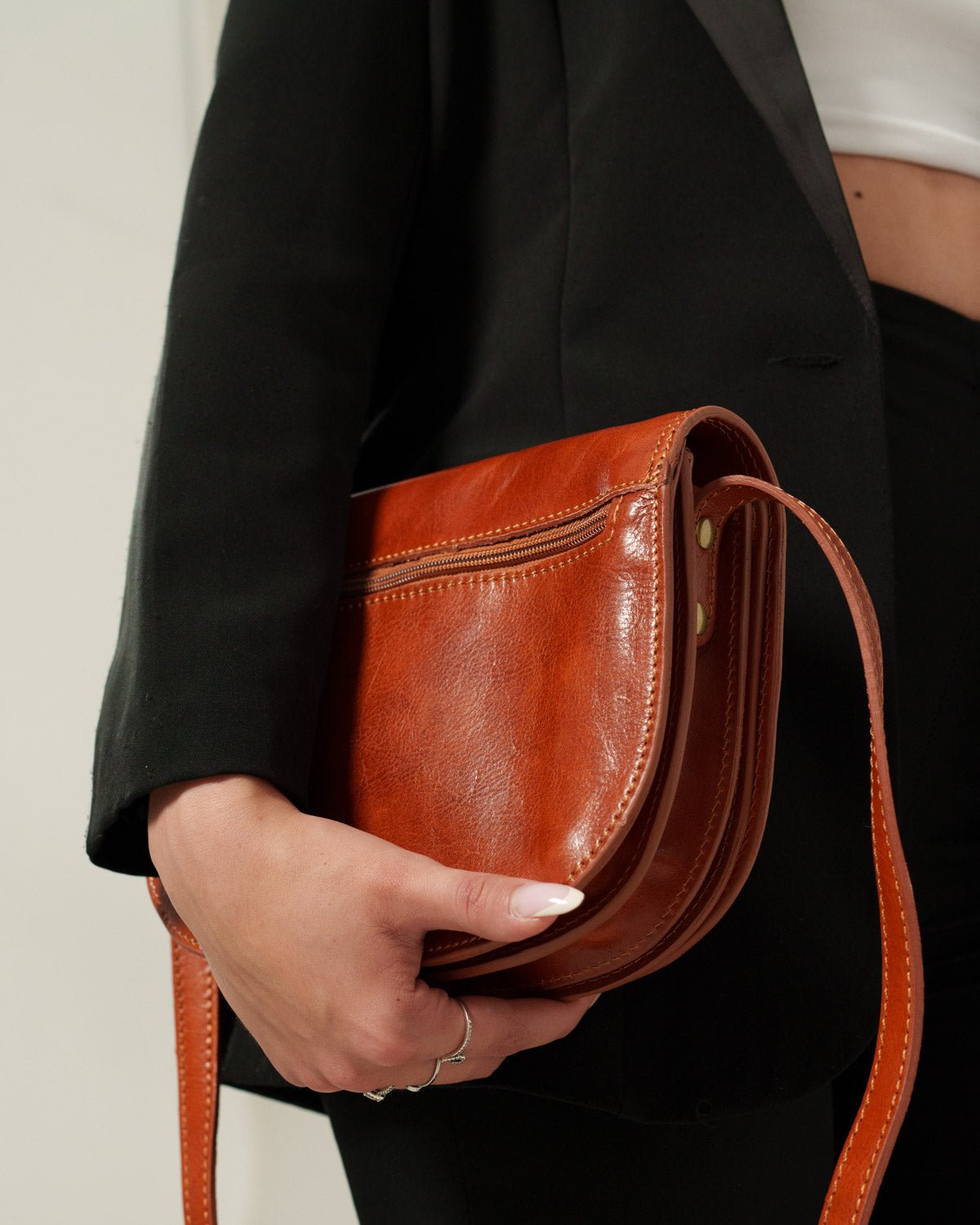 Borsa Donna Elena Vera Pelle Vacchetta Cognac Pratica ed Elegante - Alidiluna