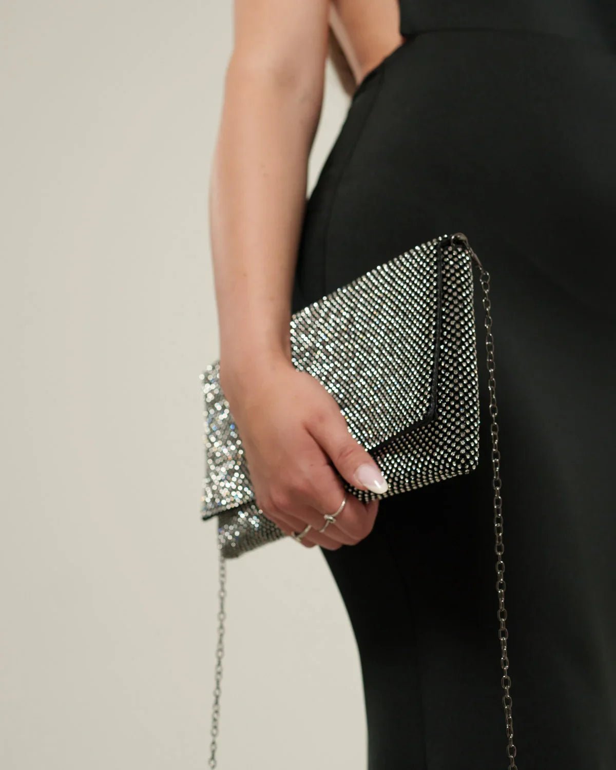 Pochette tracolla Donna Sissi Nero con strass e tracolla a catena - Alidiluna