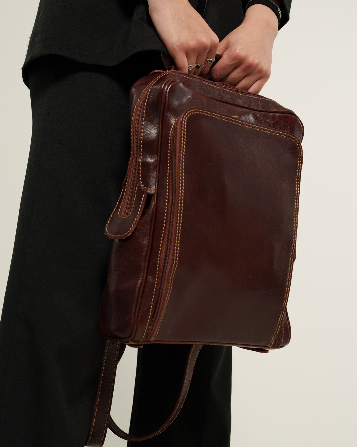 Zaino donna Maria Elena in vero cuoio Testa di Moro porta PC - Alidiluna